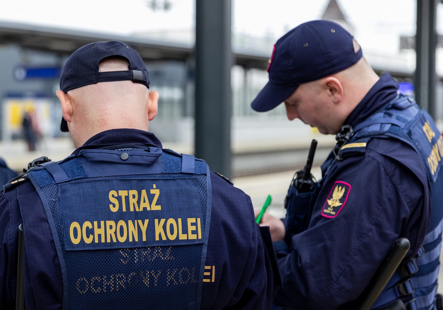 Dwie młode osoby podjęły próby samobójcze na torach. Życie 16-latce i 19-latkowi uratowali funkcjonariusze SOK (Fot. Straż Ochrony Kolei)
