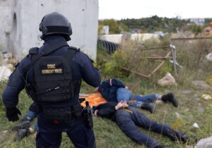 Patrol SOK zatrzymał mężczyzn po krótkim pościgu (fot. Straż Ochrony Kolei)