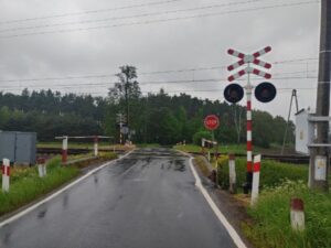 Na tym przejeździe kolejowym doszło do kolizji samochodu osobowego z pociągiem (fot. KMP Bydgoszcz)