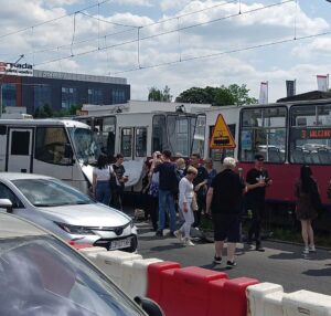 Policyjny bus wjechał w tramwaj. Zdarzenie spowodowało duże utrudnienia w ruchu (fot. Awaria Bydgoskiego Tramwaju Facebook)