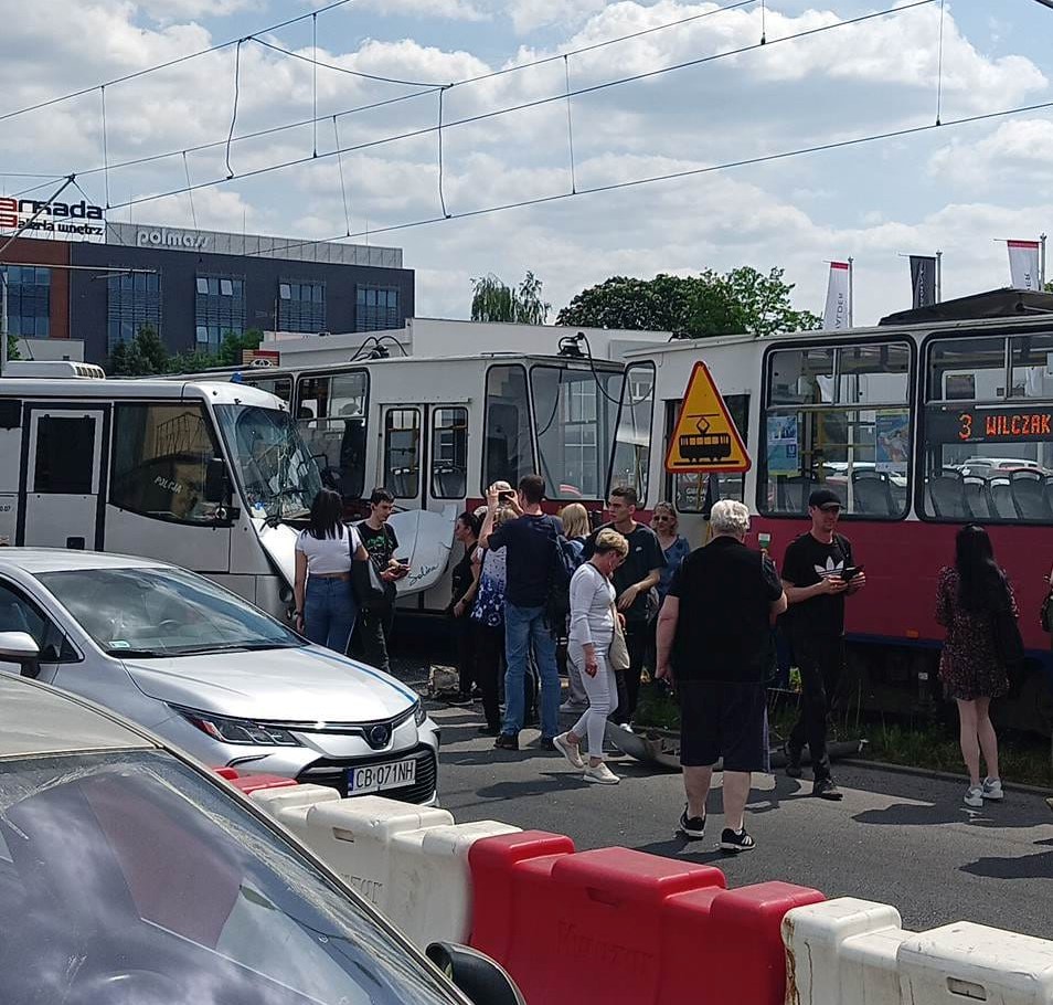 Policyjny bus wjechał w tramwaj. Zdarzenie spowodowało duże utrudnienia w ruchu (fot. Awaria Bydgoskiego Tramwaju Facebook)