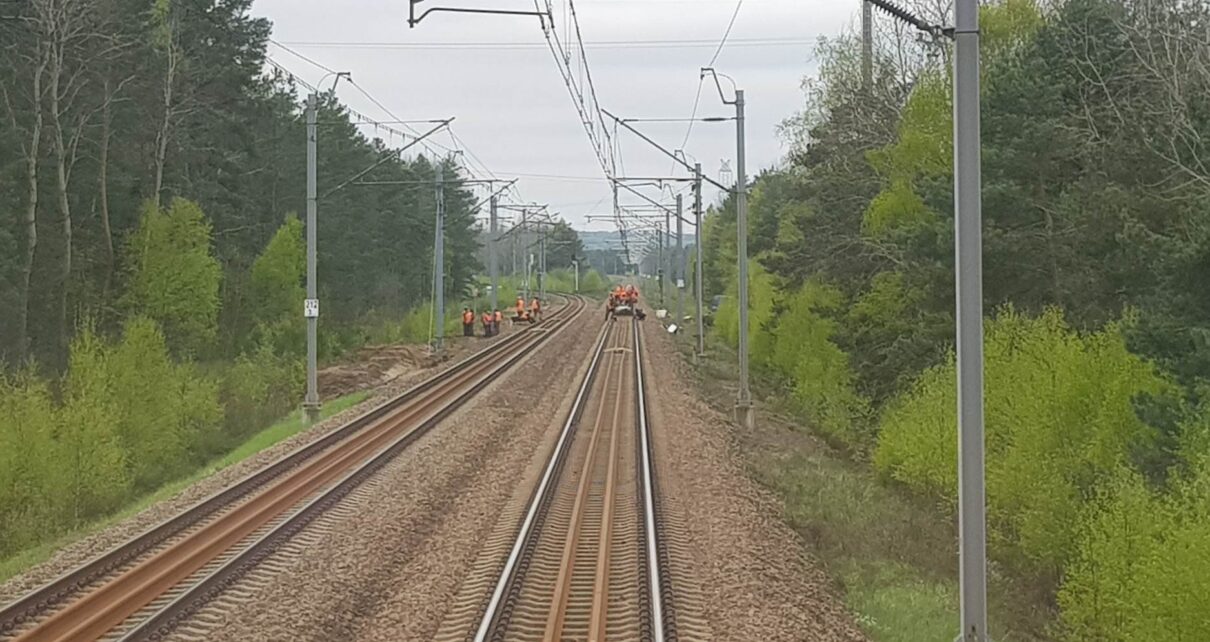 Maszynista zobaczył robotników w ostatniej chwili. Na szczęście udało się wyhamować skład (fot. @przesiadkowy / Twitter)