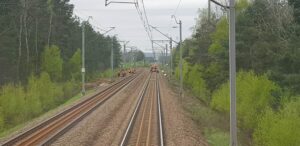 Maszynista zobaczył robotników w ostatniej chwili. Na szczęście udało się wyhamować skład (fot. @przesiadkowy / Twitter)