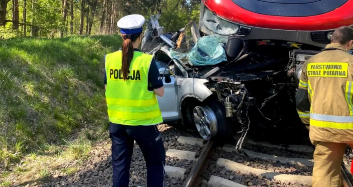 Kierująca autem poniosła śmierć na miejscu (fot. KPP Sztum)