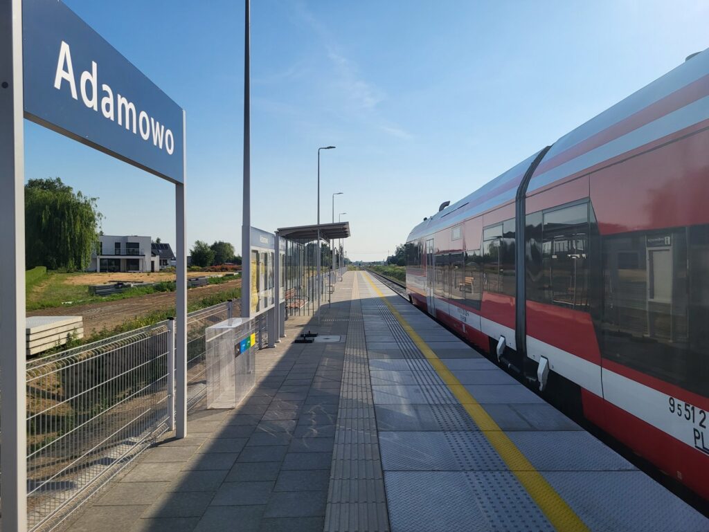 Pociąg przy nowym przystanku Adamowo (fot. Radek Śledziński / PKP PLK)