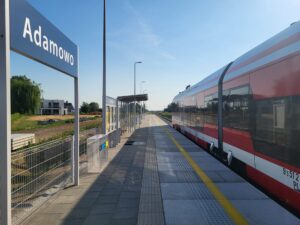 Pociąg przy nowym przystanku Adamowo (fot. Radek Śledziński / PKP PLK)