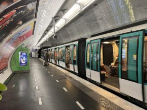 Gwinejczyk wepchnął 52-letnią obywatelkę Algierii pod pociąg metra. Kobieta nie żyje (fot. By Chabe01 - Own work, CC BY-SA 4.0, https://commons.wikimedia.org/w/index.php?curid=119872112)