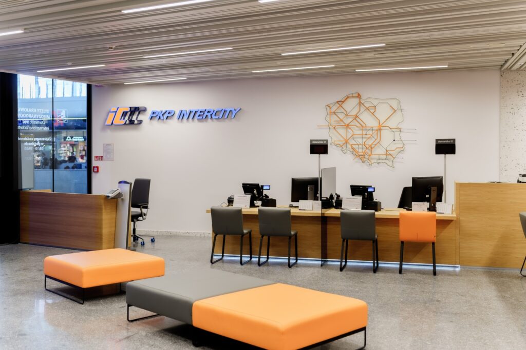 Odmienione Centrum Obsługi Klienta PKP Intercity na stacji Warszawa Centralna (fot. PKP Intercity)
