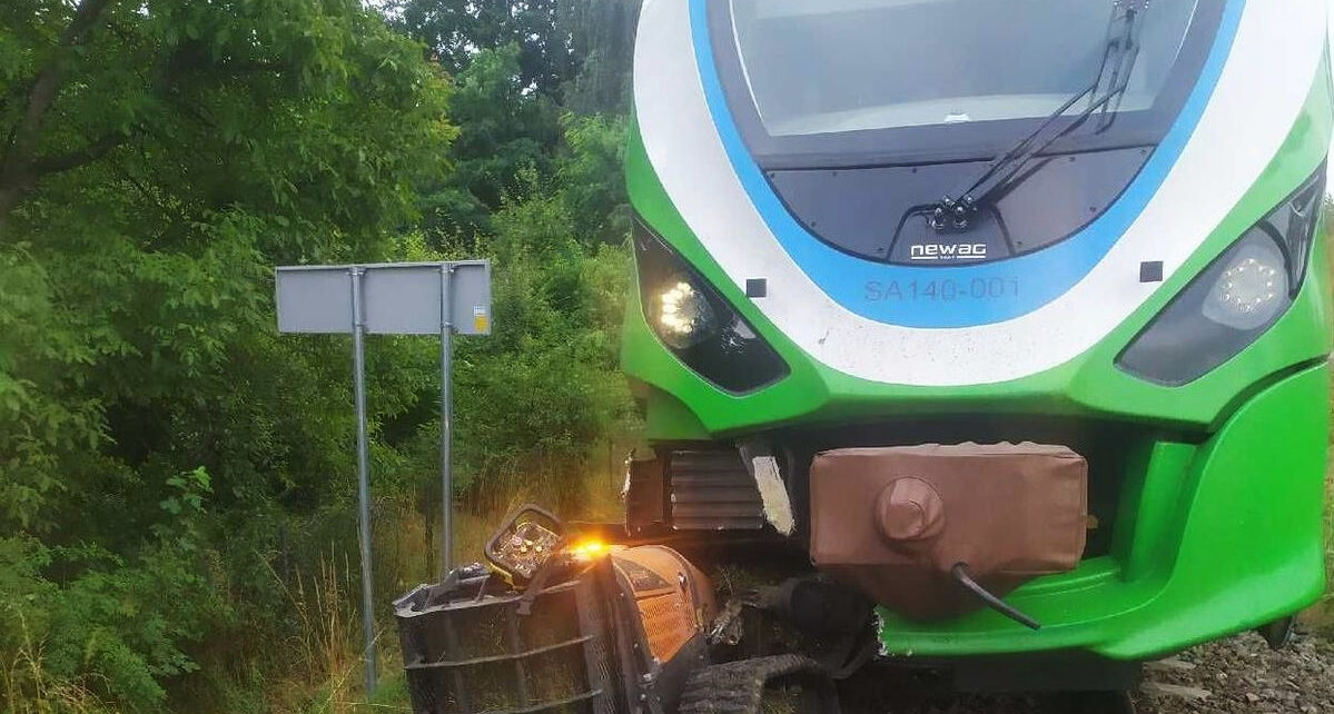 Policjanci wyjaśniają przyczyny kolizji samojezdnej kosiarki i szynobusu (fot. KMP Rzeszów)