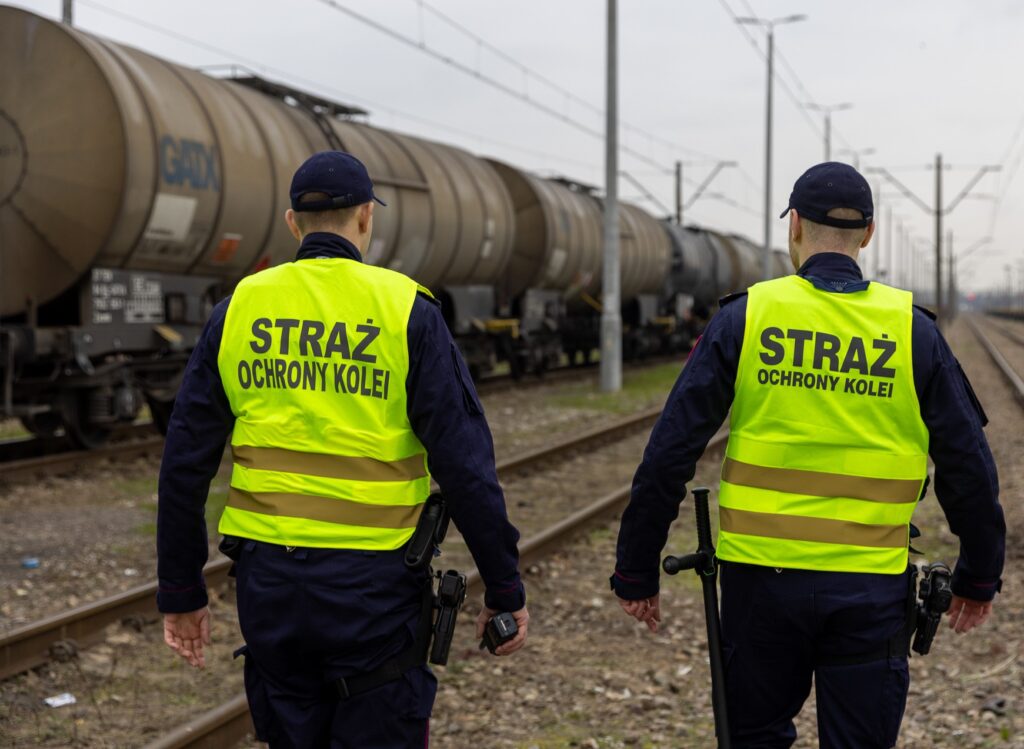 Funkcjonariusze Straży Ochrony Kolei w trakcie patrolu (fot. SOK)