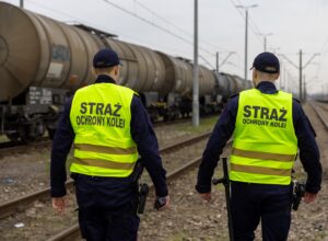 Funkcjonariusze Straży Ochrony Kolei w trakcie patrolu (fot. SOK)