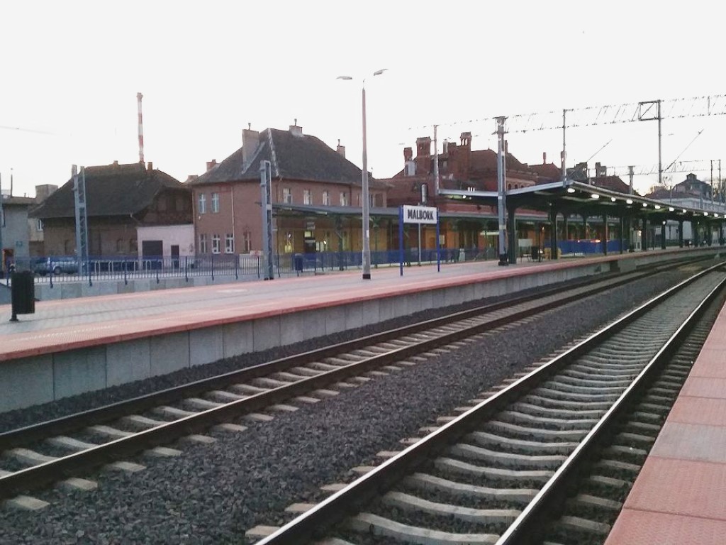 Stacja kolejowa w Malborku (fot. Autorstwa JJKPL - Praca własna, CC BY-SA 4.0, https://commons.wikimedia.org/w/index.php?curid=46907042)