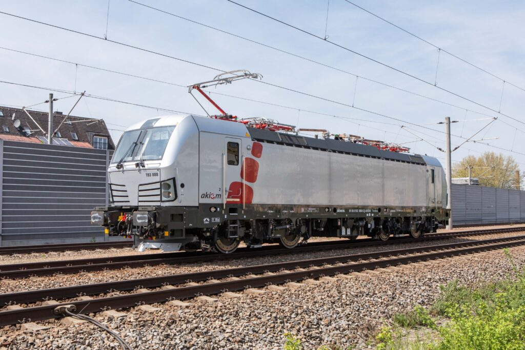 Akiem zamówił 20 lokomotyw Vectron od Siemens Mobility w grudniu 2021 r. oraz dodatkowe 65 jednostek w sierpniu ubiegłego roku.