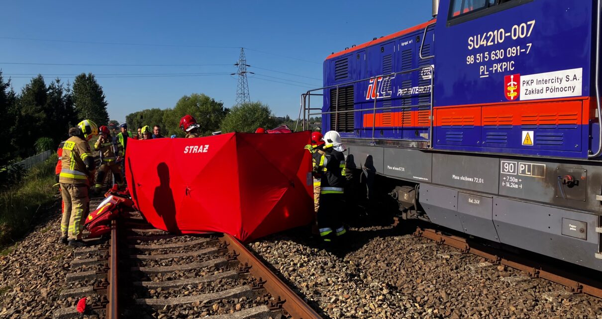 Tragiczny wypadek na torach w Starogardzie Gdańskim. Nie żyją dwie osoby (fot. KM PSP Starogard Gdański)