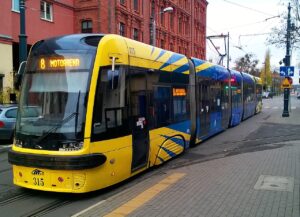 Tramwaj PESA Swing / MZK Toruń (fot. By Mateuszgdynia - Own work, CC BY-SA 4.0, https://commons.wikimedia.org/w/index.php?curid=94466289)