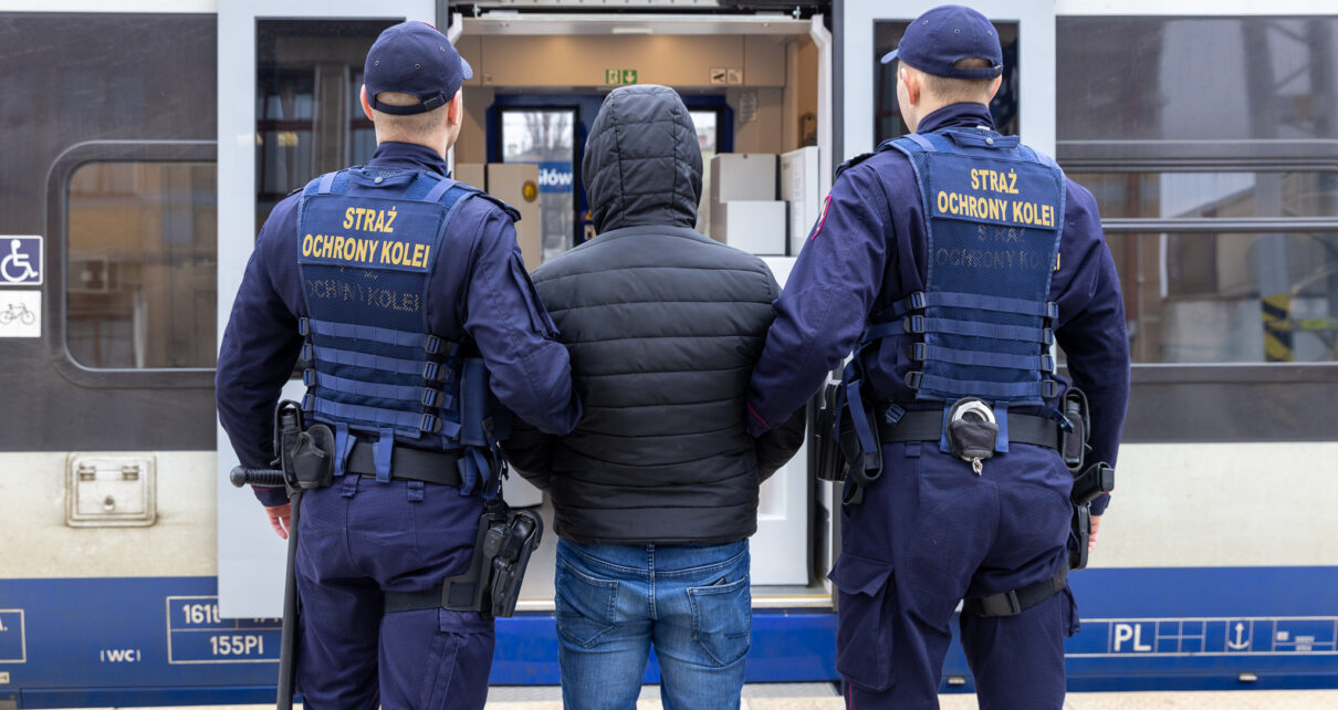Agresywny pasażer został zatrzymany przez funkcjonariuszy SOK (fot. Straż Ochrony Kolei)