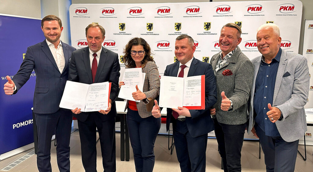 W imieniu obu samorządów umowę podpisali: marszałek województwa Mieczysław Struk, prezydentka Gdańska Aleksandra Dulkiewicz, wicemarszałek Leszek Bonna i wiceprezydent Piotr Grzelak oraz prezes PKM SA Grzegorz Mocarski. (Fot. PKM)