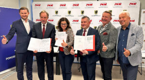 W imieniu obu samorządów umowę podpisali: marszałek województwa Mieczysław Struk, prezydentka Gdańska Aleksandra Dulkiewicz, wicemarszałek Leszek Bonna i wiceprezydent Piotr Grzelak oraz prezes PKM SA Grzegorz Mocarski. (Fot. PKM)