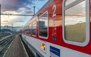 Tak prezentuje się jeden z 17 nowych wagonów osobowych ZSSK (fot. materiały przewoźnika)