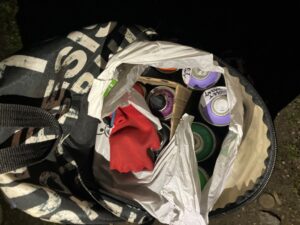 Przy zatrzymanym funkcjonariusze Straży Ochrony Kolei odkryli puszki z farbą w sprayu (fot. SOK)