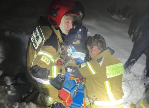 Strażnicy Ochrony Kolei i Strażacy uratowali z pożaru starszego mężczyznę (fot. SOK)