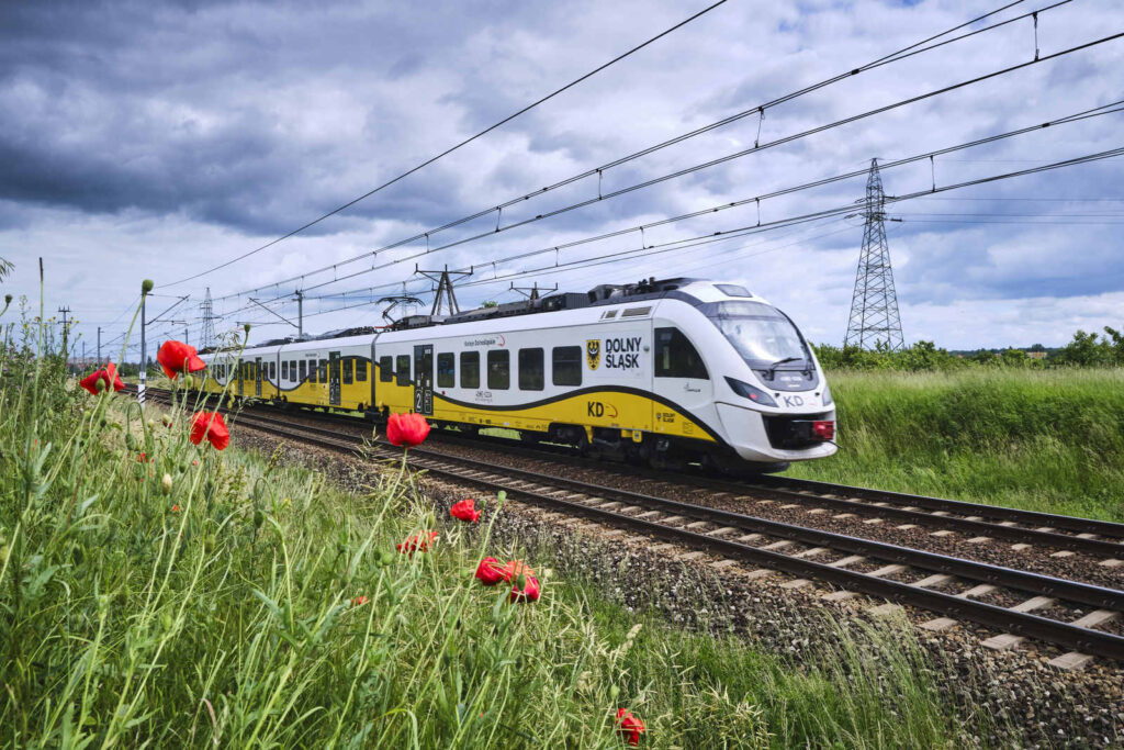 Pociąg Impuls Kolei Dolnośląskich, wyprodukowany przez Newag.
