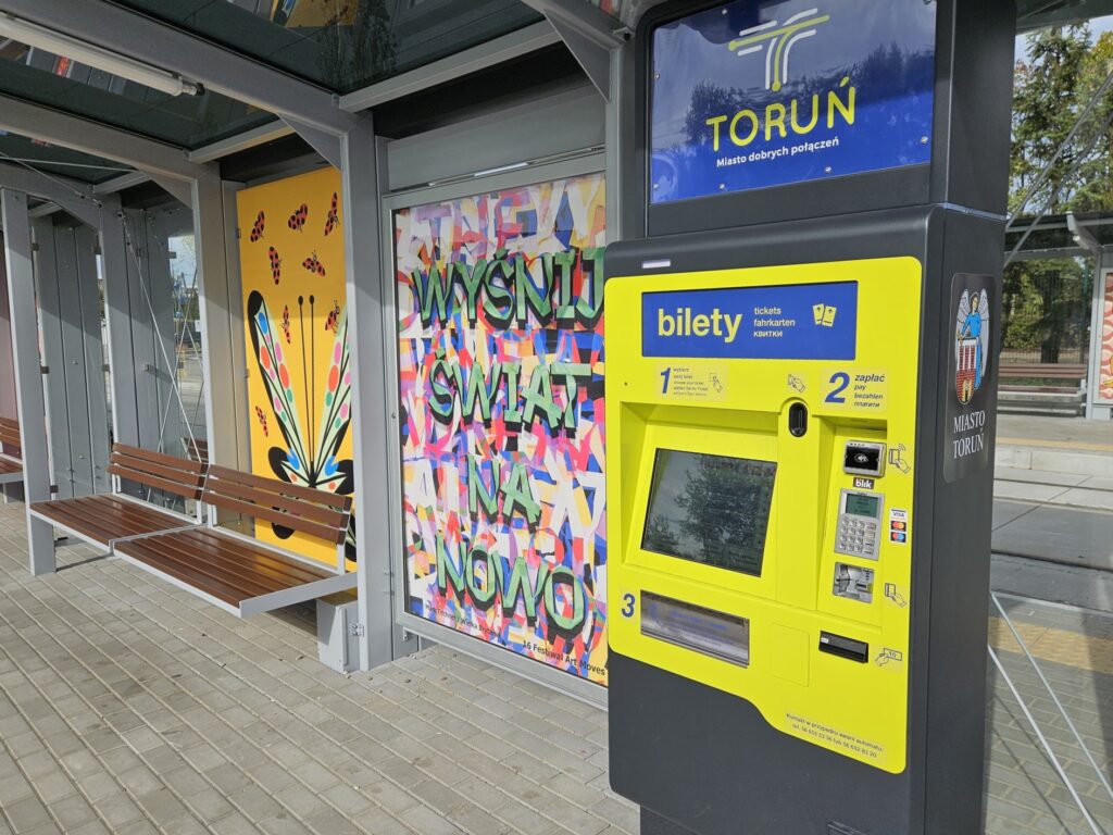 Biletomat przy jednym z przystanków tramwajowo-autobusowych w Toruniu. (fot. MZK Toruń)