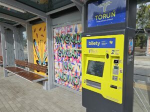 Biletomat przy jednym z przystanków tramwajowo-autobusowych w Toruniu. (fot. MZK Toruń)