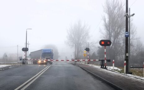 Zamknięte rogatki na przejeździe kolejowym na ul. Górniczej w Staporkowie (fot. Wojciech Grzelka / PKP PLK)