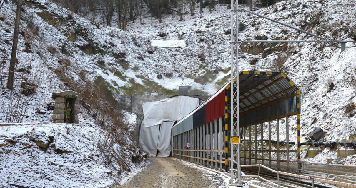 Trwają prace przy poszerzaniu tunelu kolejowego w okolicach Trzcińska na Dolnym Śląsku (fot. W. Szczotka / PKP PLK)