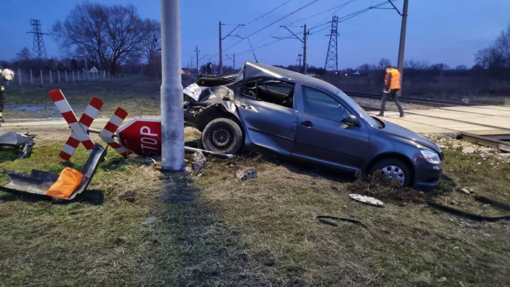 Kierowca wjechał pod lokomotywę pociągu towarowego (fot. KPP Świdnik)