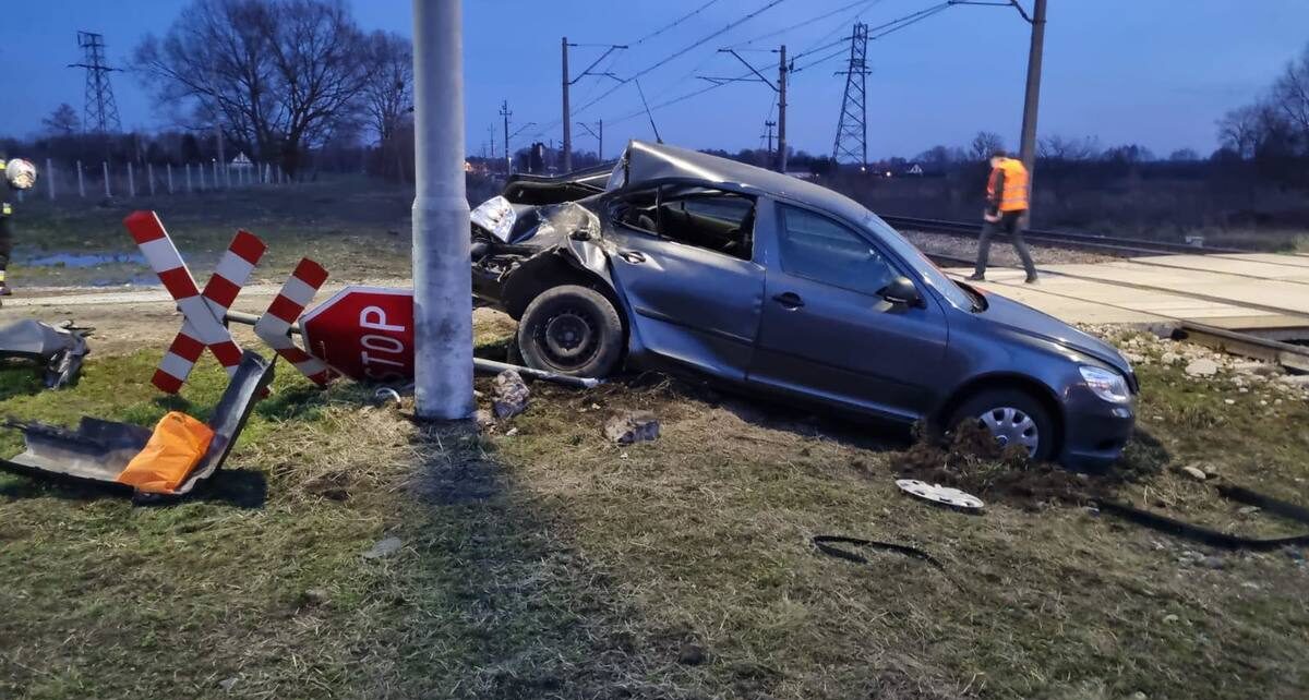 Kierowca wjechał pod lokomotywę pociągu towarowego (fot. KPP Świdnik)