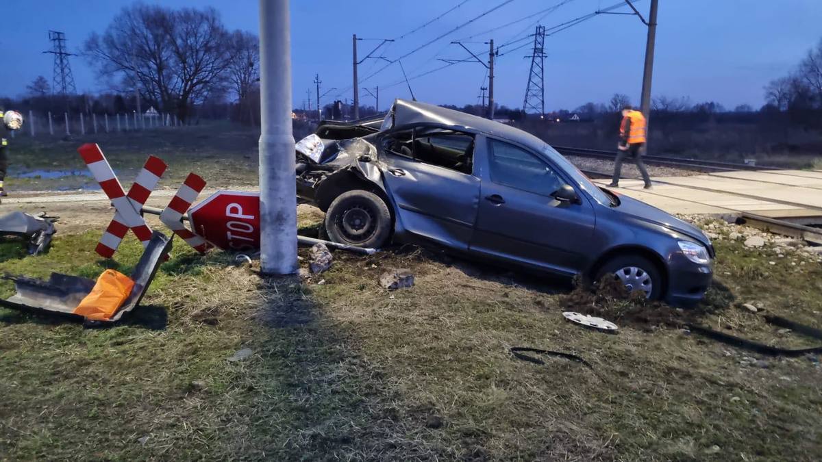 Kierowca wjechał pod lokomotywę pociągu towarowego (fot. KPP Świdnik)