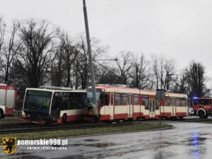 Zderzenie autobusu i tramwaju w Gdańsku (fot. Pomorskie998)