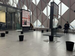 Mokra posadzka dworca Poznań Główny Fot. Pociąg do WIelkopolski / Fanpage