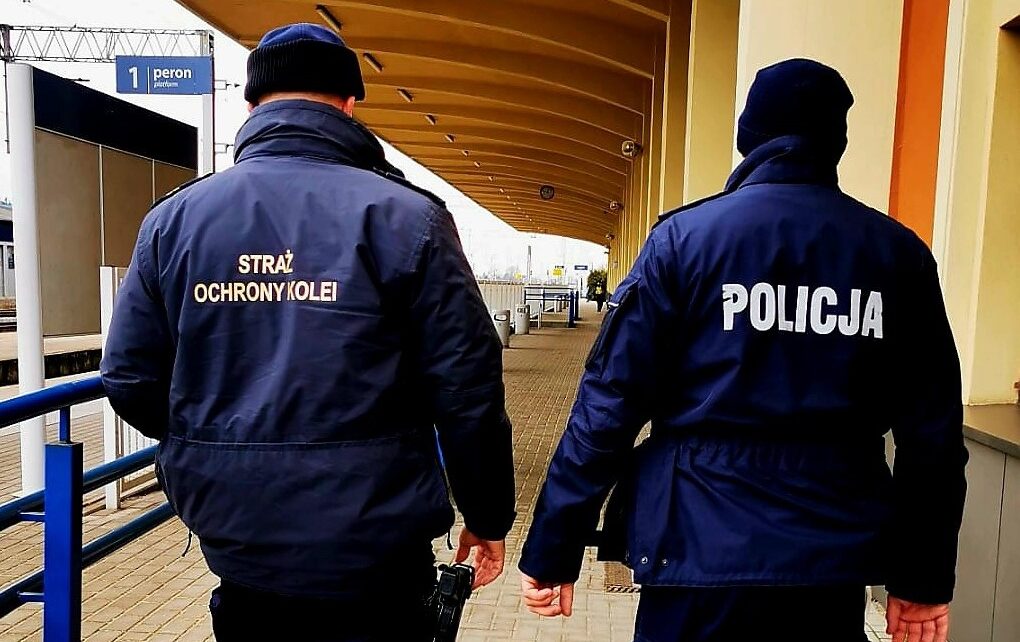 Funkcjonariusze, dzięki prowadzonej akcji reanimacyjnej, uratowali życie 19-letniemu mężczyźnie (fot. SOK)