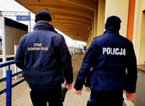 Funkcjonariusze, dzięki prowadzonej akcji reanimacyjnej, uratowali życie 19-letniemu mężczyźnie (fot. SOK)
