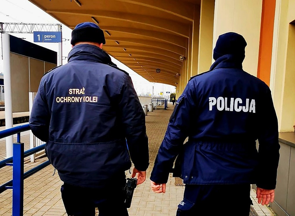 Funkcjonariusze, dzięki prowadzonej akcji reanimacyjnej, uratowali życie 19-letniemu mężczyźnie (fot. SOK)