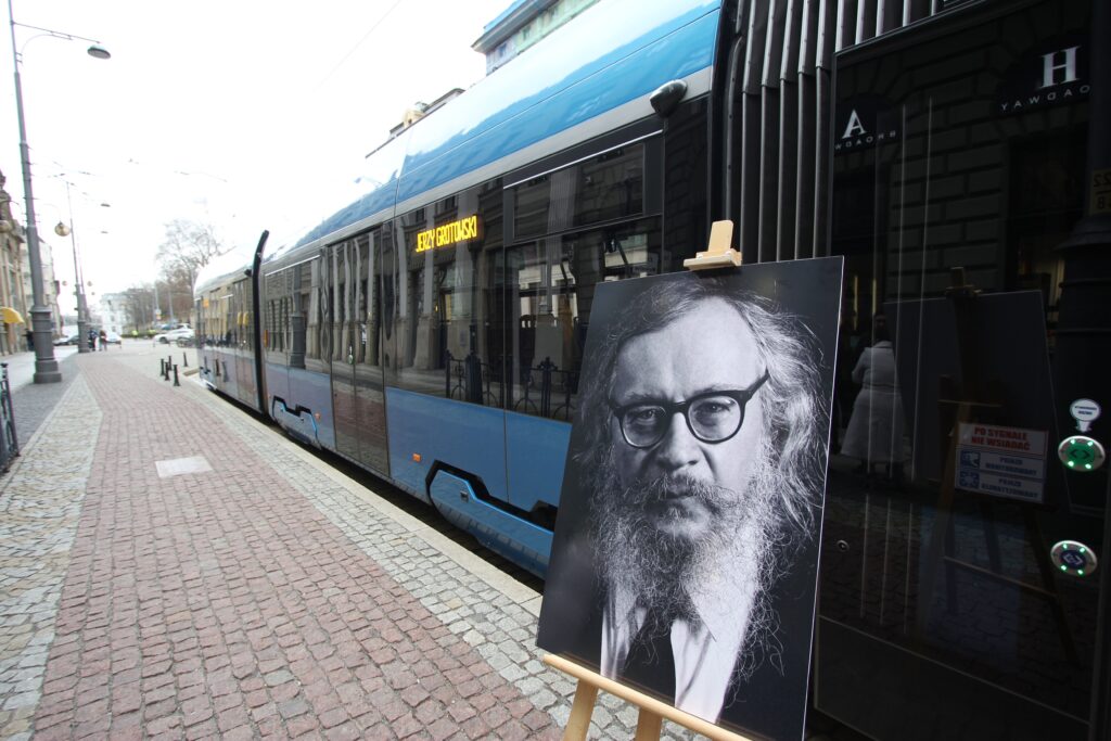 Z Wrocławiem na stałe reżyser Jerzy Grotowski związał się w 1965 roku