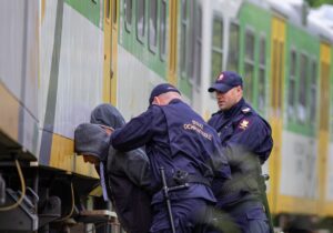 Funkcjonariusze SOK zatrzymali grafficiarzy, którzy niszczyli pociąg Kolei Mazowieckich (fot. SOK)