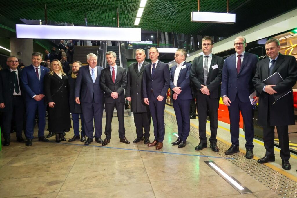 Delegacja Królestwa Danii na stacji Stadion Narodowy Metra Warszawskiego.