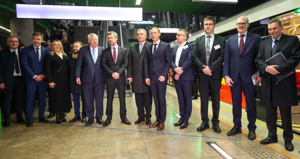 Delegacja Królestwa Danii na stacji Stadion Narodowy Metra Warszawskiego.