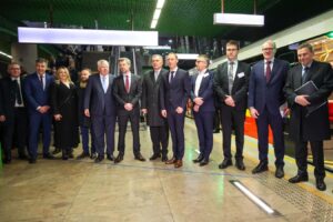 Delegacja Królestwa Danii na stacji Stadion Narodowy Metra Warszawskiego.