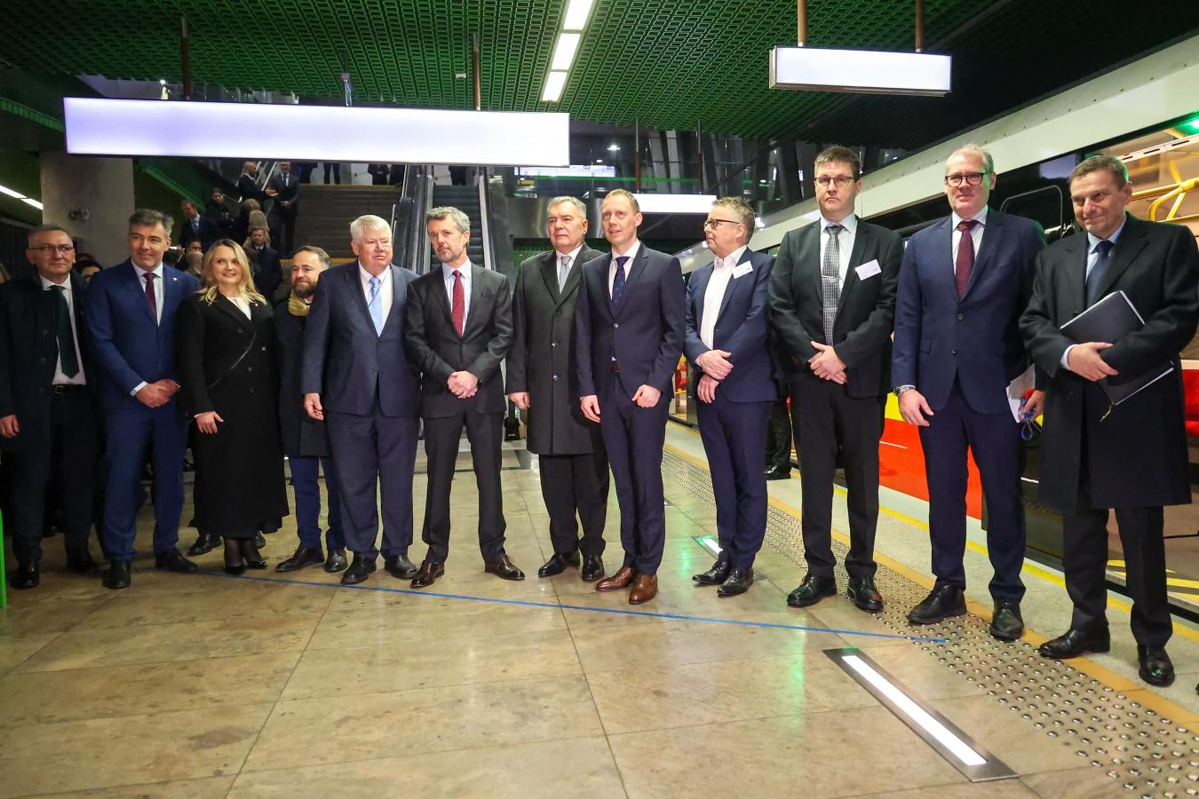 Delegacja Królestwa Danii na stacji Stadion Narodowy Metra Warszawskiego.