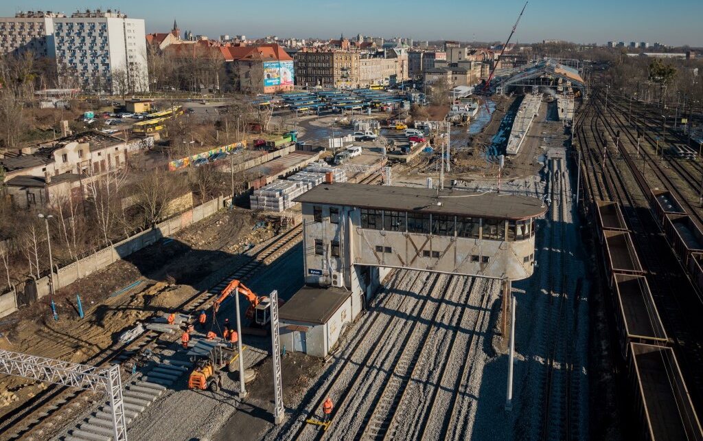 Nastawka z halą peronową w tle (fot. Szymon Grochowski / PKP PLK)