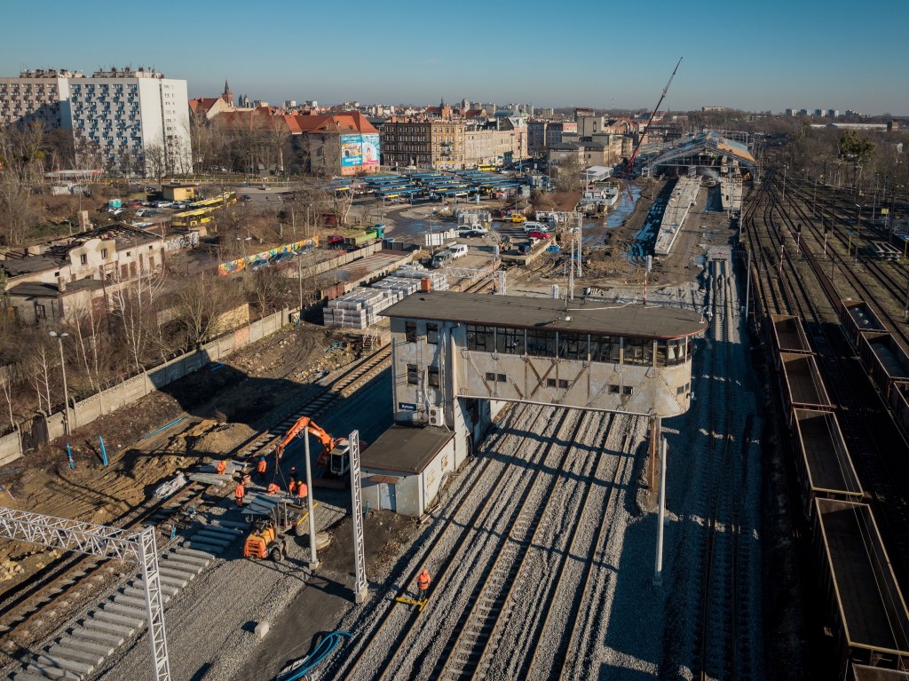 Nastawka z halą peronową w tle (fot. Szymon Grochowski / PKP PLK)