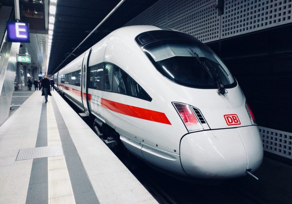 Pociągi ICE odnotowują opóźnienia sięgające nawet 90 minut.