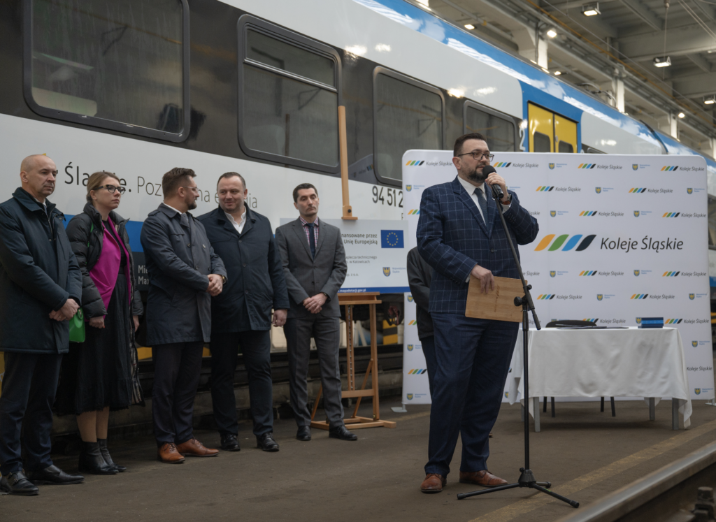 Patryk Świrski, Prezes Zarządu Koleje Śląskie w trakcie konferencji prasowej (fot. KŚ)