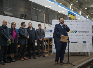 Patryk Świrski, Prezes Zarządu Koleje Śląskie w trakcie konferencji prasowej (fot. KŚ)