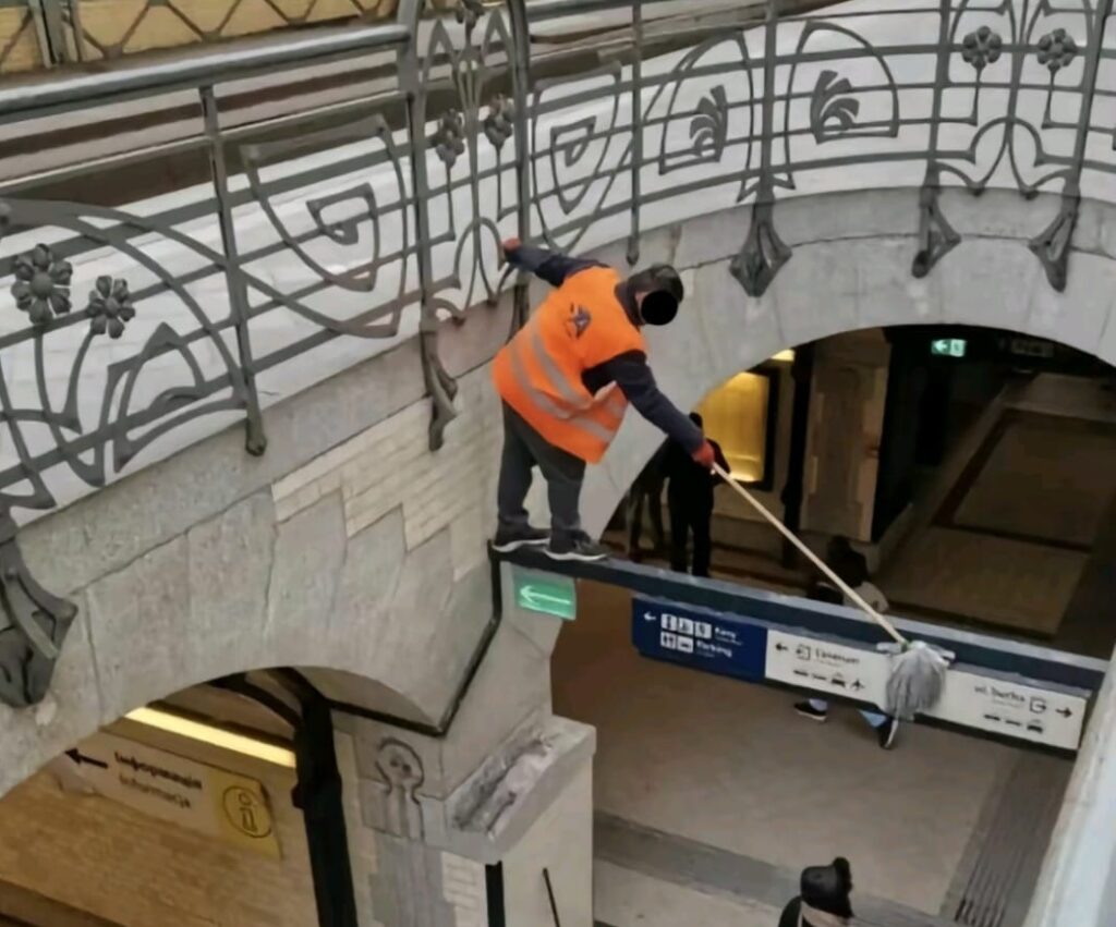 Taki widok na dworcu Wrocław Główny zastali pasażerowie. Mężczyzna bez żadnych zabezpieczeń prowadził prace porządkowe (fot. Facebook)